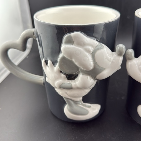 Mickey and Minnie Kissing Mugs - Picture 2 of 4